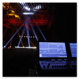 PA-Lautsprecher links und rechts einer Bühne