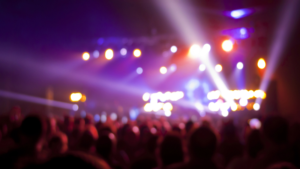 Stadtfest-Bühne mit Band und Publikum