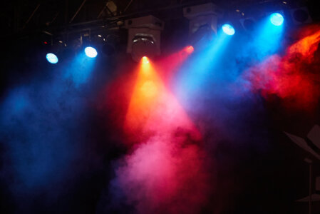 Bühne mit farbiger Lichtshow bei einem Konzert