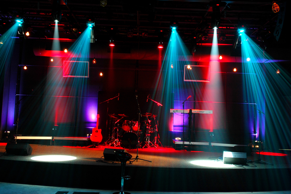 Indoor-Bühne mit Lichttechnik in einer Halle