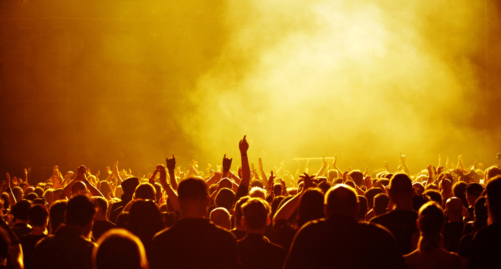 Live-Band auf einer Bühne mit Publikum