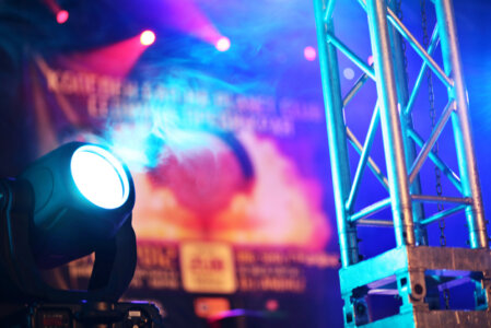 Open-Air-Bühne bei einer Abendveranstaltung mit Lichttechnik