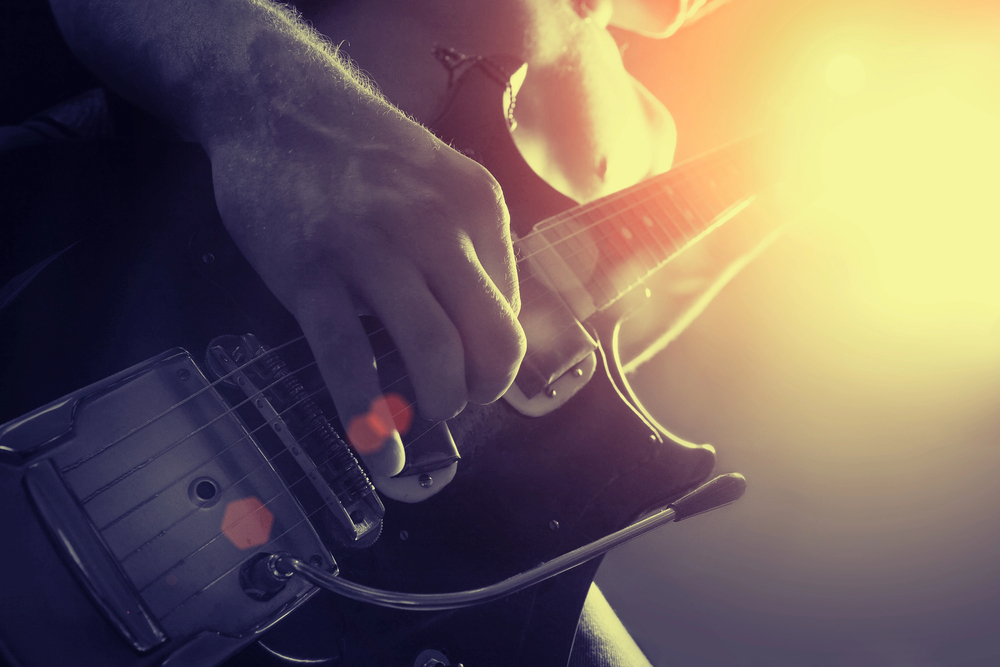 Rockband auf Bühne mit starker Lichtshow