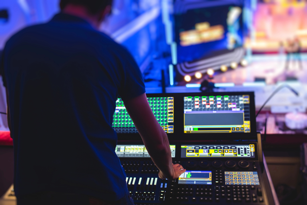 Tontechniker mischt eine Live-Veranstaltung am digitalen Mischpult