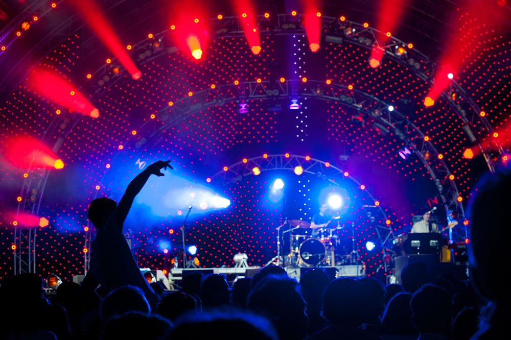 Open-Air-Bühne mit Lichttechnik bei Abenddämmerung