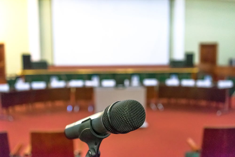 Firmenevent mit Bühne, Leinwand und Tonanlage