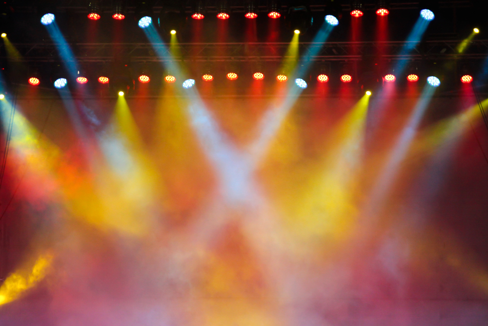 Open-Air-Festivalbühne mit eindrucksvoller Lichtshow am Abend