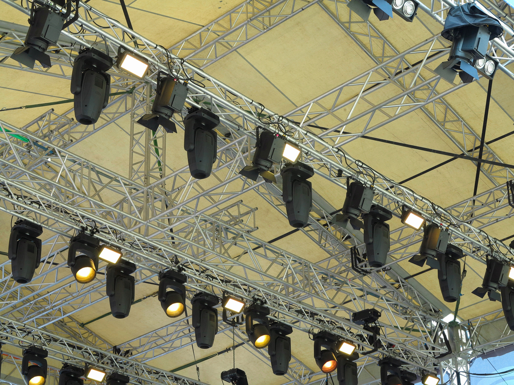 Open-Air-Bühne mit Dachkonstruktion und Lichttraversen