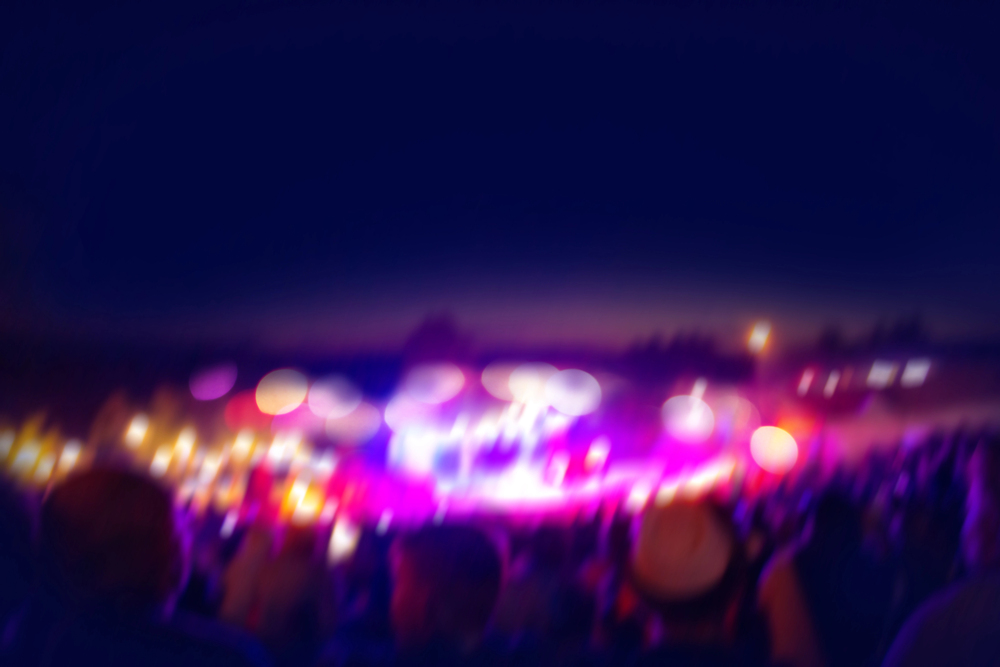 Bühne auf einem Stadtfest am Tag