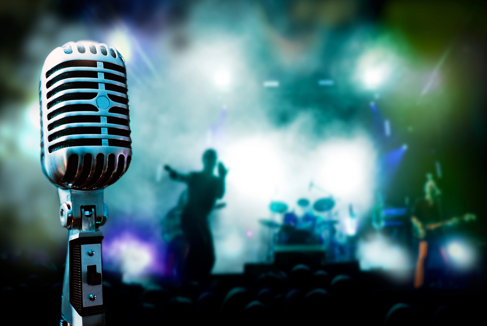 Abendliche Bühnenaufnahme mit Live-Band und Lichtshow