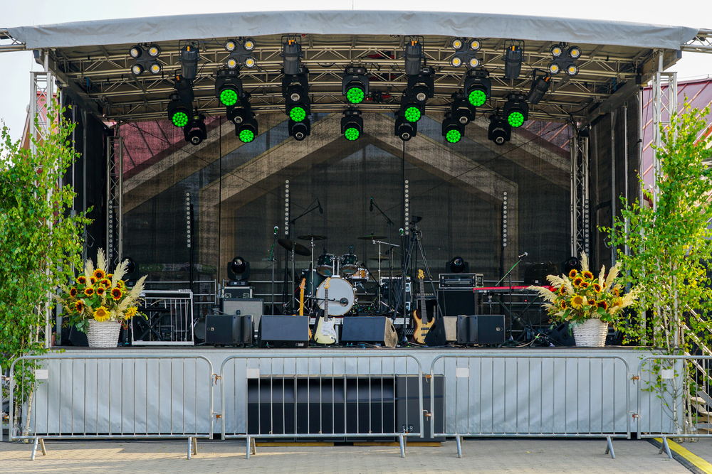 Open-Air-Sommerfest mit Bühne und Lichttechnik